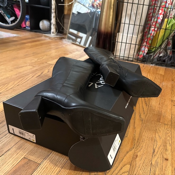 NATURALIZER LYRIC BLACK LEATHER BOOTS - Picture 9 of 9